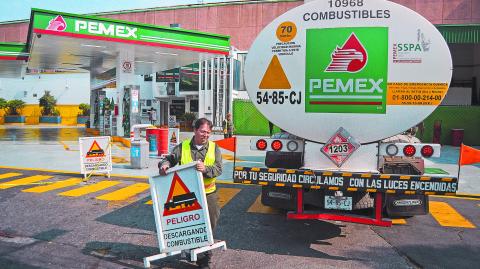 CIUDAD DE M�?XICO, 01ENERO2017.- Una gasolinera ubicada sobre eje central, a la altura de Tlatelolco, permaneció  cerrada por varias horas al quedarse sin combustible. A la una de la tarde llegó una pipa de PEMEX para surtir gasolina en la estación.FOTO: DIEGO SIM�?N S��NCHEZ /CUARTOSCURO.COM