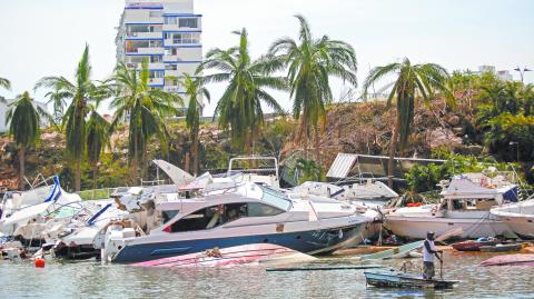 A dos semanas del impacto de Otis, aún se deben retirar toneladas de escombros que dejó a su paso el fenómeno natural en el puerto de Acapulco. Foto: Reuters.