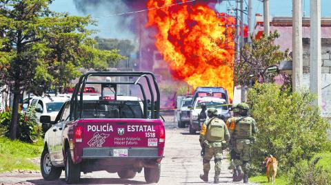 AMOZOC, PUEBLA, 26AGOSTO2022.- Elementos de la Guardia Nacional y Policía estatal resguardan el lugar donde explotó un gasoducto supuestamente por una toma clandestina, en el municipio de Amozoc.  FOTO: MIREYA NOVO/CUARTOSCURO.COM