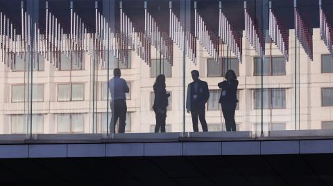 Los asistentes se encuentran en un puente de conexión del Moscone Center durante la Cumbre de APEC (Cooperación Económica de Asia y el Pacífico) en San Francisco, California, EU, el 12 de noviembre de 2023. Foto: Reuters