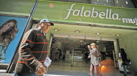 La empresa logró reducir su razón de deuda financiera neta sobre Ebitda en 0.4 puntos. Este es uno de los factores de la situación de Falabella que más preocupa a inversionistas y clasificadoras de riesgo.