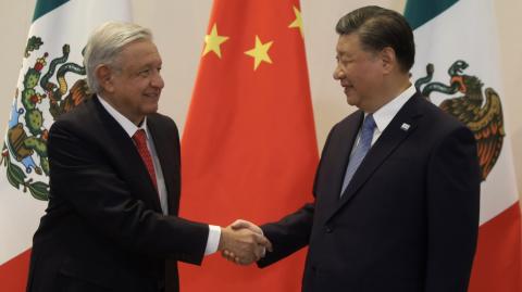  Andrés Manuel López Obrador y Xi Jinping, durante la cumbre del Foro de Cooperación Económica Asia-Pacífico (APEC), en San Francisco. Foto EE: Cortesía Gobierno de México.