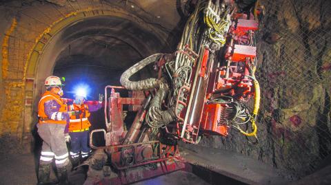 La variación anual del PIB se explica, principalmente, por el aumento de las actividades de minería y servicios. Foto: AFP