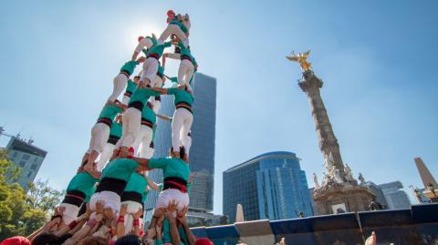  Castellers de Vilafranca frente al Ángel de la Independencia. Foto: cortesía