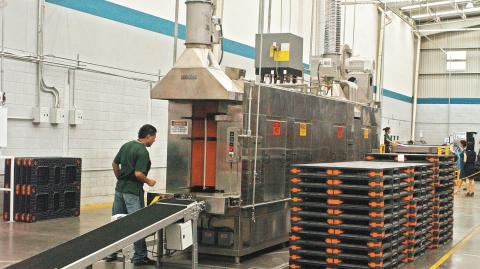 El sector de plásticos reporta una tendencia de crecimiento por una mayor demanda de proveeduría. Foto EE: Miguel Blancarte