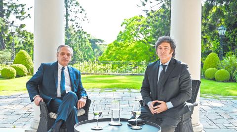 El presidente saliente de Argentina Alberto Fernández recibió ayer a Javier Milei, presidente electo. Foto: Reuters