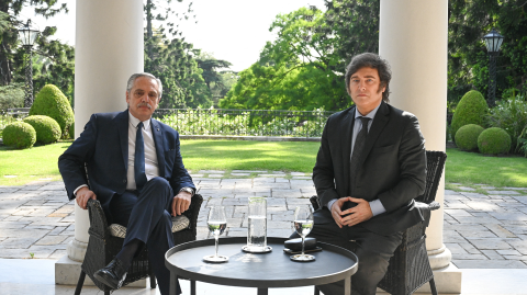 El presidente argentino saliente, Alberto Fernández, y el presidente electo Javier Milei se reunieron este martes 21 de noviembre para iniciar con el proceso de transición. Foto: Reuters