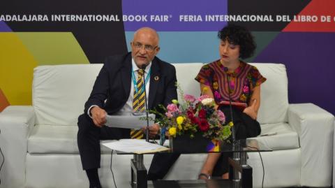 Hugo Setzer Letsche y Sonia Batres, en la conferencia de la Caniem. Foto EE: Ricardo Quiroga