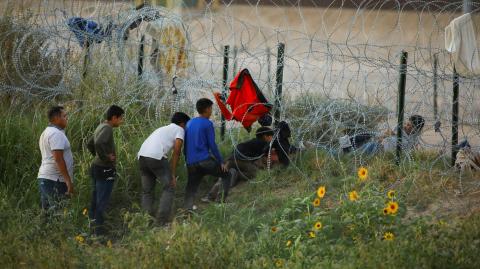 El alambre de espino busca disuadir el cruce ilegal de la frontera. Foto: Reuters.