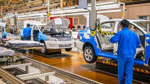 El grueso de la producción china se centraba en la fabricación de vehículos industriales, mientras que la producción de automóviles para pasajeros era simbólica. Foto: Shutterstock.