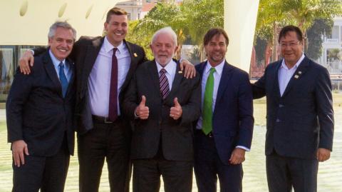 El Presidente de Argentina, Alberto Fernández, el Presidente de Paraguay, Santiago Peña, el Presidente de Brasil, Luiz Inácio Lula da Silva, el Presidente de Uruguay, Luis Lacalle Pou, y el Presidente de Bolivia, Luis Arce, posan para la foto oficial en el Museo del Mañana durante el segundo día de la cumbre del Mercosur en Río de Janeiro, Brasil, el 7 de diciembre de 2023. Foto: AFP