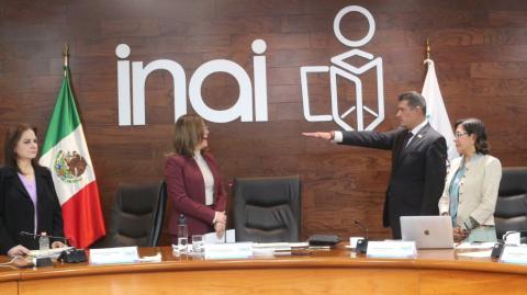 Toma de protesta del comisionado Adrián Alcalá. Foto EE: Cortesía Inai