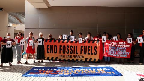 Activistas climáticos protestan contra el uso de combustibles fósiles, durante la Conferencia de las Naciones Unidas sobre el Cambio Climático COP 28, en Dubai. Foto: Reuters.