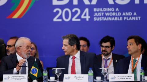 El presidente de Brasil, Luiz Inácio Lula da Silva, habla con el ministro de Finanzas de Brasil, Fernando Haddad. Foto: Reuters.