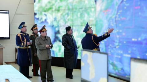 El líder norcoreano Kim Jong Un visita el cuartel general de la Fuerza Aérea del Ejército Popular de Corea. Foto: Reuters.