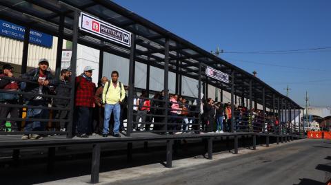 Cierre de estaciones del tramo elevado de la Línea 9 genera saturación. Foto EE: Rosario Servin.