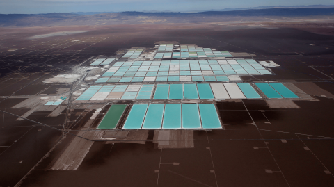 Toma aérea de piscinas de salmuera de la mina de litio SQM en el salar de Atacama en el desierto de Atacama en Chile. Foto: Reuters