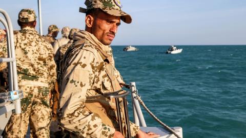 Elementos de la  guardia costera yemení patrullan en el Mar Rojo, frente a la ciudad de Mokha. Foto: AFP.