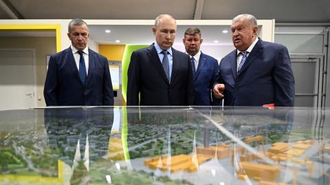 El presidente ruso Vladimir Putin, acompañado por el director ejecutivo del productor de petróleo Rosneft, Igor Sechin, y el viceprimer ministro Yuri Trutnev. Foto: Reuters.