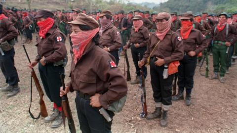 Desfile militar del Ejército Zapatista de Liberación Nacional, en marzo de 1994. Foto: AFP / Archivo.