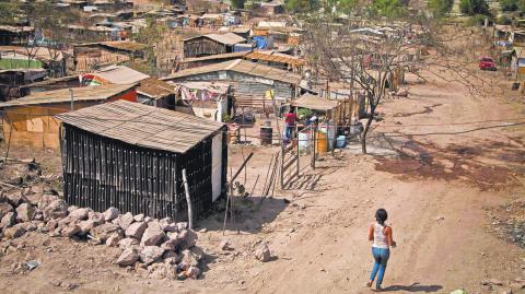 CULIACAN, SINALOA, 07MARZO2013: Alrededor  de 300 familias de la Colonia ampliacion 5 de febrero piden la oportunidad de comprar los terrenos que han ocupado desde hace ya varios meses. Las condiciones son precarias, casas echas de laminas de carton y madera sin servicios basicos que se ha convertido en su vivienda. La pobreza obliga a las personas a invadir terrenos que no son de su propiedad con temor de que sean desalojados por el dueno del terreno.FOTO: RASHIDE FRIAS /CUARTOSCURO.COM