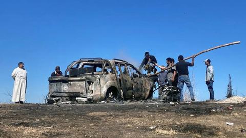 Camioneta quemada por presuntos miembros de un grupo criminal, en la comunidad de Buenavista, municipio de Heliodoro Castillo. Foto: AFP.