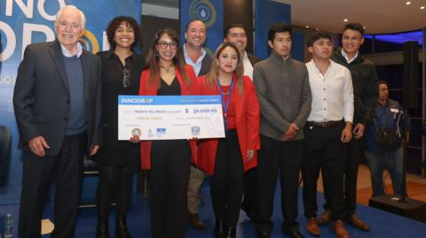 Equipo de Cellusan durante la premiación de InnoDrop.