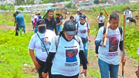 Madres Buscadoras de Jalisco y Sonora asÌ como jÛvenes buscadores, durante las labores realizadas el dÌa de hoy en un predio ubicado a 350 metros de la zona habitacional de la etapa 18 de Chulavista, Tlajomulco de Z˙Òiga.