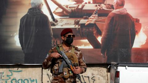 Un paramilitar de las fuerzas Hashed al-shaabi monta guardia durante el funeral de uno de sus camaradas abatido durante ataques aéreos de EU. Foto: AFP.