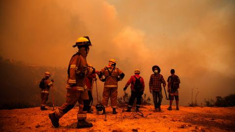 Bomberos han luchado por aplacar las llamas en diversas zonas de la región Valparaíso. Foto: AFP.