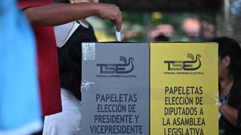 Un hombre emite su voto durante las elecciones presidenciales y legislativas en un centro de votación en San Salvador el 4 de febrero de 2024. Foto: AFP