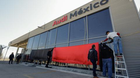 La planta alemana que entró en operaciones en septiembre de 2016, nunca tuvo un conflicto laboral, como el actual con la colocación de las banderas rojinegras.