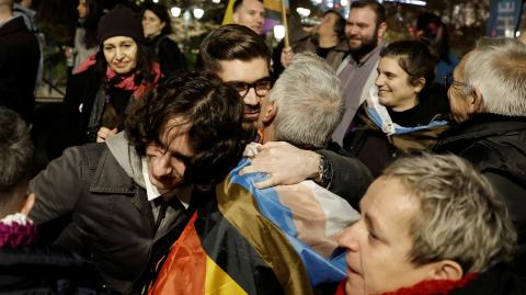 Activistas LGBTQ+ y simpatizantes reaccionan mientras se reúnen frente al parlamento griego, antes de la votación sobre el proyecto de ley que legaliza el matrimonio civil entre personas del mismo sexo, en Atenas, Grecia, el 15 de febrero de 2024. Foto: Reuters