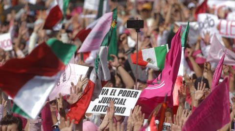 Miles de ciudadanos vestidos de rosa y blanco tomaron las avenidas de la Ciudad de México y de otras 106 ciudades de la república. Foto EE: Eric Lugo.