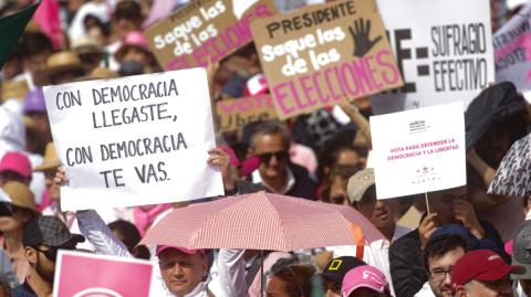 Asistentes a la marcha en Defensa de la Democracia que se concentró en el Zócalo de la CDMX. Foto EE: Eric Lugo.