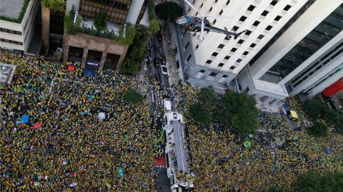 Un helicóptero de la Policía Civil sobrevuela una manifestación en apoyo al ex presidente brasileño Jair Bolsonaro en São Paulo, Brasil, el 25 de febrero de 2024. Foto: AFP