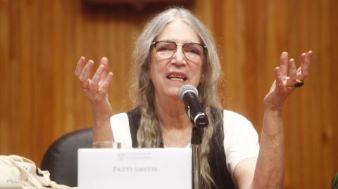 Patti Smith durante su conferencia en el Paraninfo de la Universidad de Guadalajara. Foto: Cuartoscuro