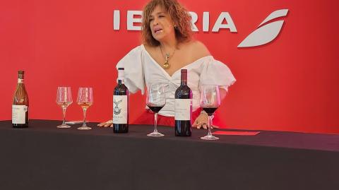 Ana María Arias ofrece la cata de vinos españoles.