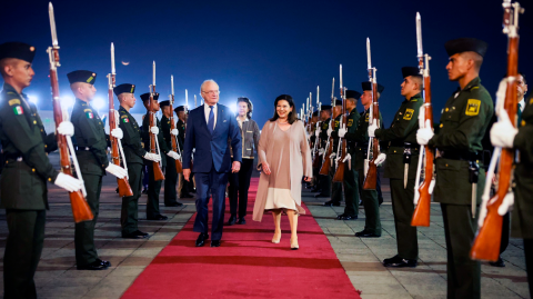 El Rey Carlos Gustavo XVI y la Reina Silvia de Suecia llegaron a México este lunes. Foto EE: Cortesía X / @SRE_mx