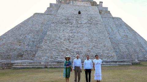 Los reyes de Suecia junto con el gobernador del estado de Yucatán, Mauricio Vila, y la secretaria de Cultura, Alejandra Frausto. Foto: AFP.