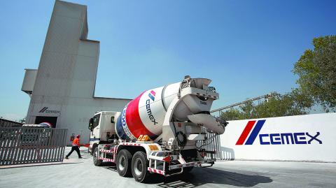 Durante estos 15 años, Cemex logró reducir su deuda poco más de 60%, equivalente a 11,334 millones de dólares. 