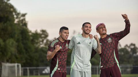 Orbelín Pineda, Luis Chávez y Julián Araujo fueron los modelos para presentar la camiseta 2024. Foto EE: Cortesía.