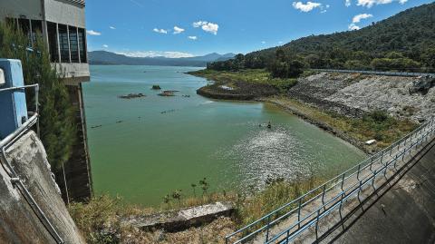 La sobreexplotación de fuentes superficiales de agua, como el Sistema Cutzamala, ha encendido los focos rojos sobre el abastecimiento del vital líquido en la región. Foto: Cuartoscuro.