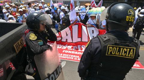 La policía peruana, compuesta por alrededor de 135,000 efectivos, se ha visto desbordada. Foto: AFP