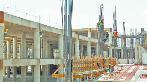 ASPECTOS DE CONSTRUCCION DE LATITUD LA VICTORIA, COMPLEJO CON CENTRO COMERCIAL, DEPARTAMENTOS Y OFICINAS.