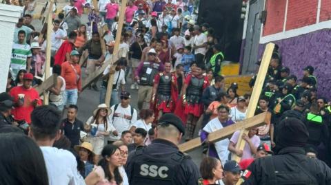 Miles de asistentes acudieron a la representación del Viacrucis en la alcadía Iztapalapa. Foto EE: Cortesía.