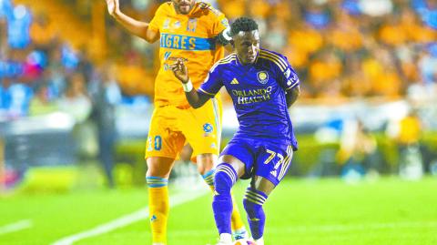 Andre Pierre Gignac se disputa el balón con Iván Angulo del Orlando City SC en el juego de ida de octavos de final de la Concacaf Champions League, en el estadio Universitario. Foto: Cuartoscuro.