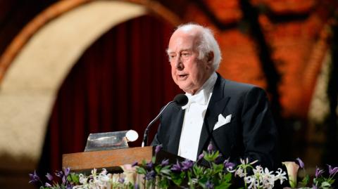 Peter Higgs ganó el premio Nobel de Física por su teoría sobre el bosón de Higgs. Foto: AFP