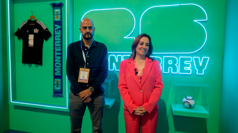 Sebastián Colín, director de Asuntos Públicos para Airbnb México, y Maricarmen Martínez Villarreal, secretaria de Turismo de Nuevo León. Foto EE: Cortesía