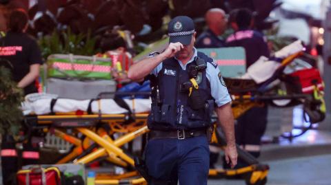 Un policía resguarda la zona afuera del centro comercial Westfield Bondi Junction, en donde se cometió el ataque con arma blanca. Foto: AFP.